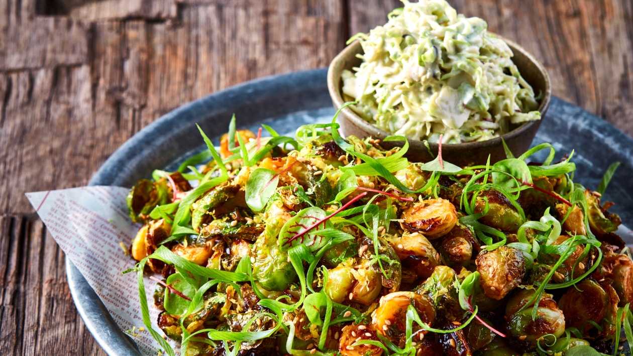 Opalane brukselki w dymnej glazurze gochujang Opalane brukselki w dymnej glazurze gochujang